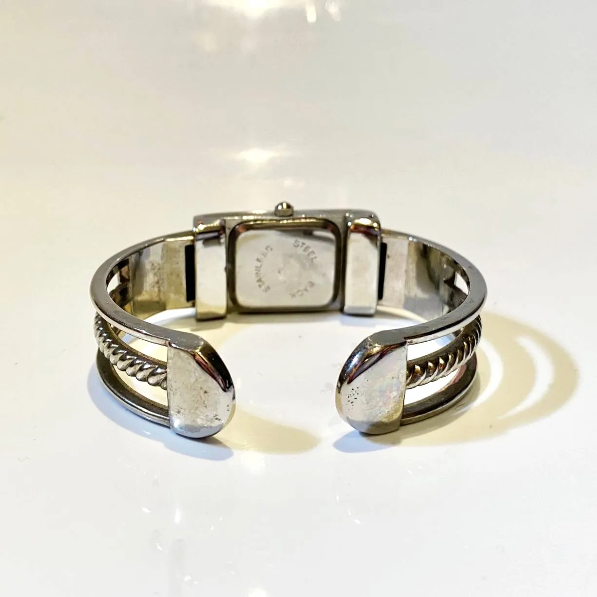 1990S GUCCI QUARTZ LACQUERED BANGLE WATCH