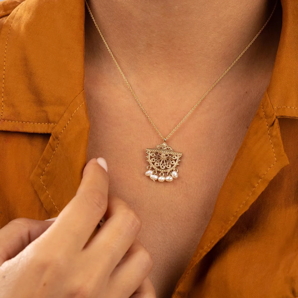 Alia Pearl Chain Necklace