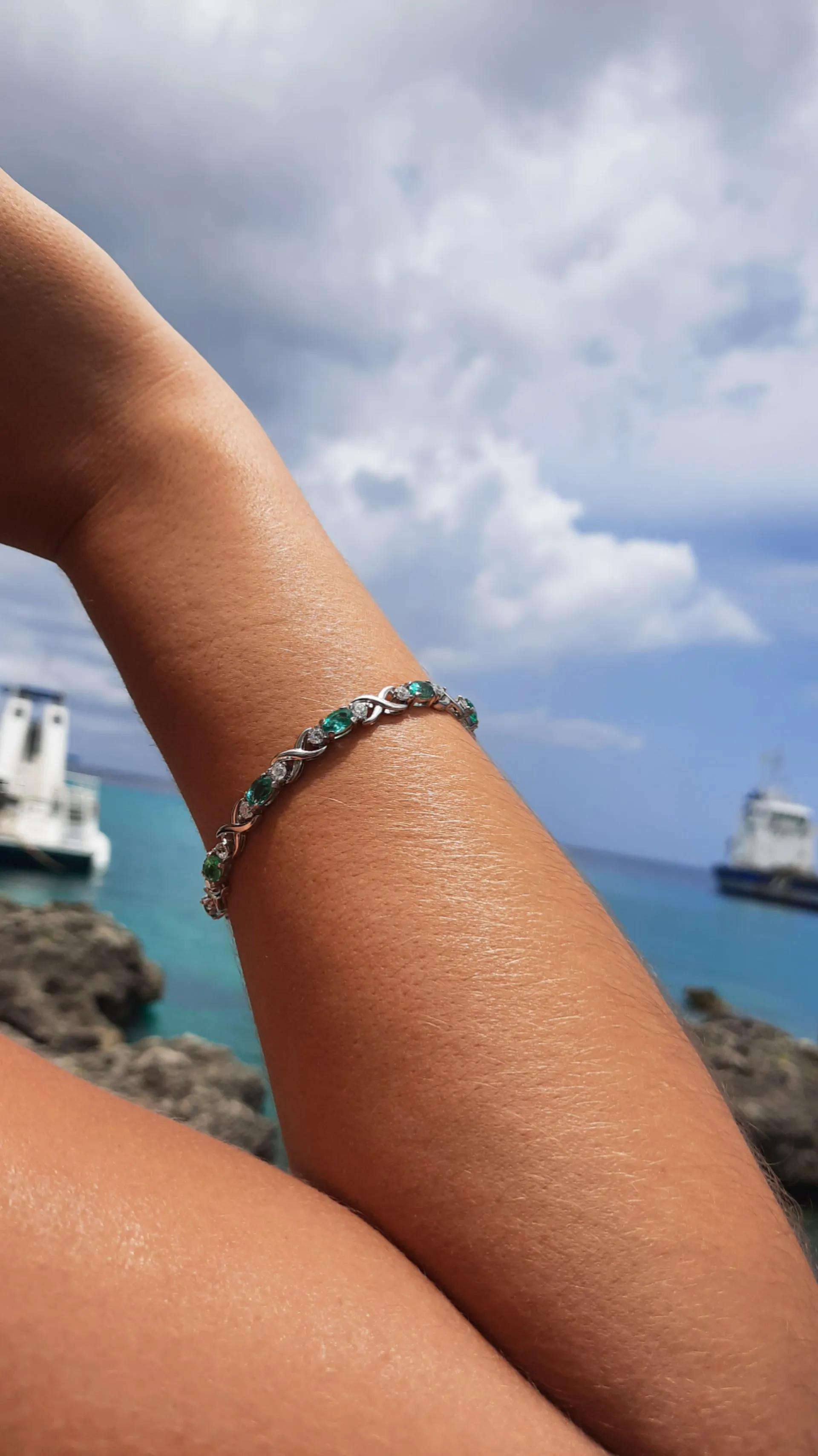 Emerald 5.00ct tw Bracelet with 0.90ct tw Diamonds - 14kt Gold
