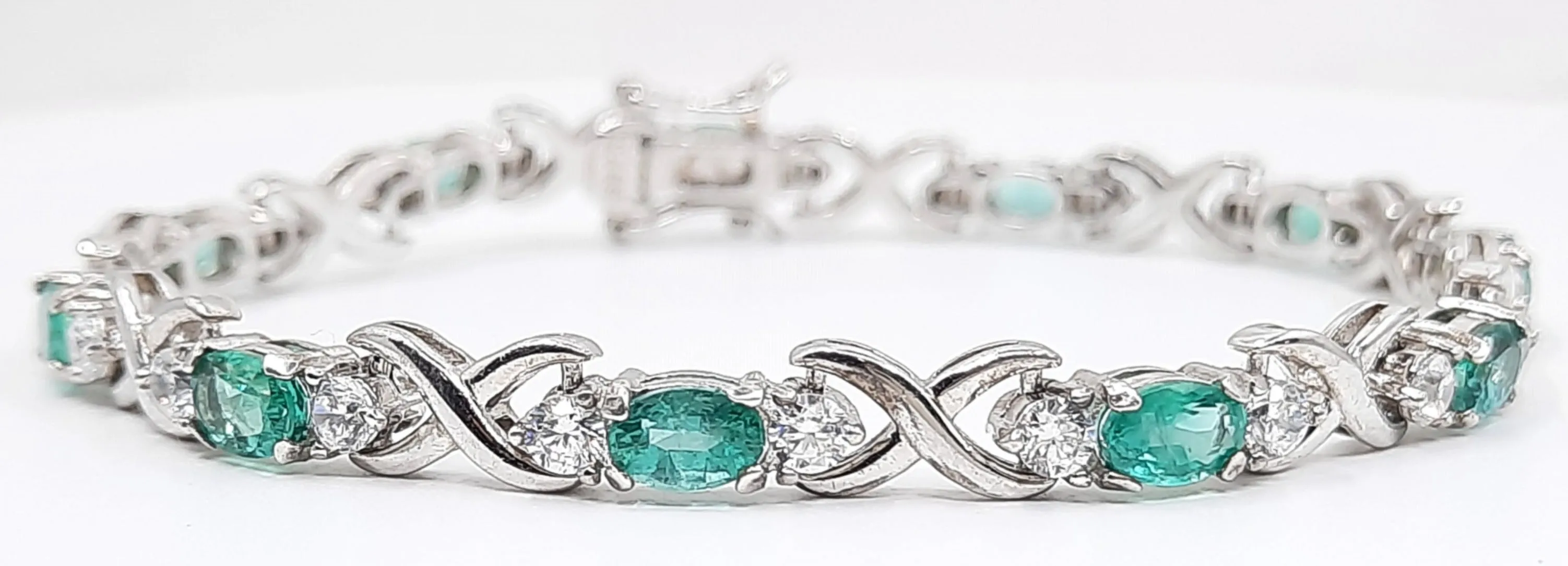 Emerald 5.00ct tw Bracelet with 0.90ct tw Diamonds - 14kt Gold