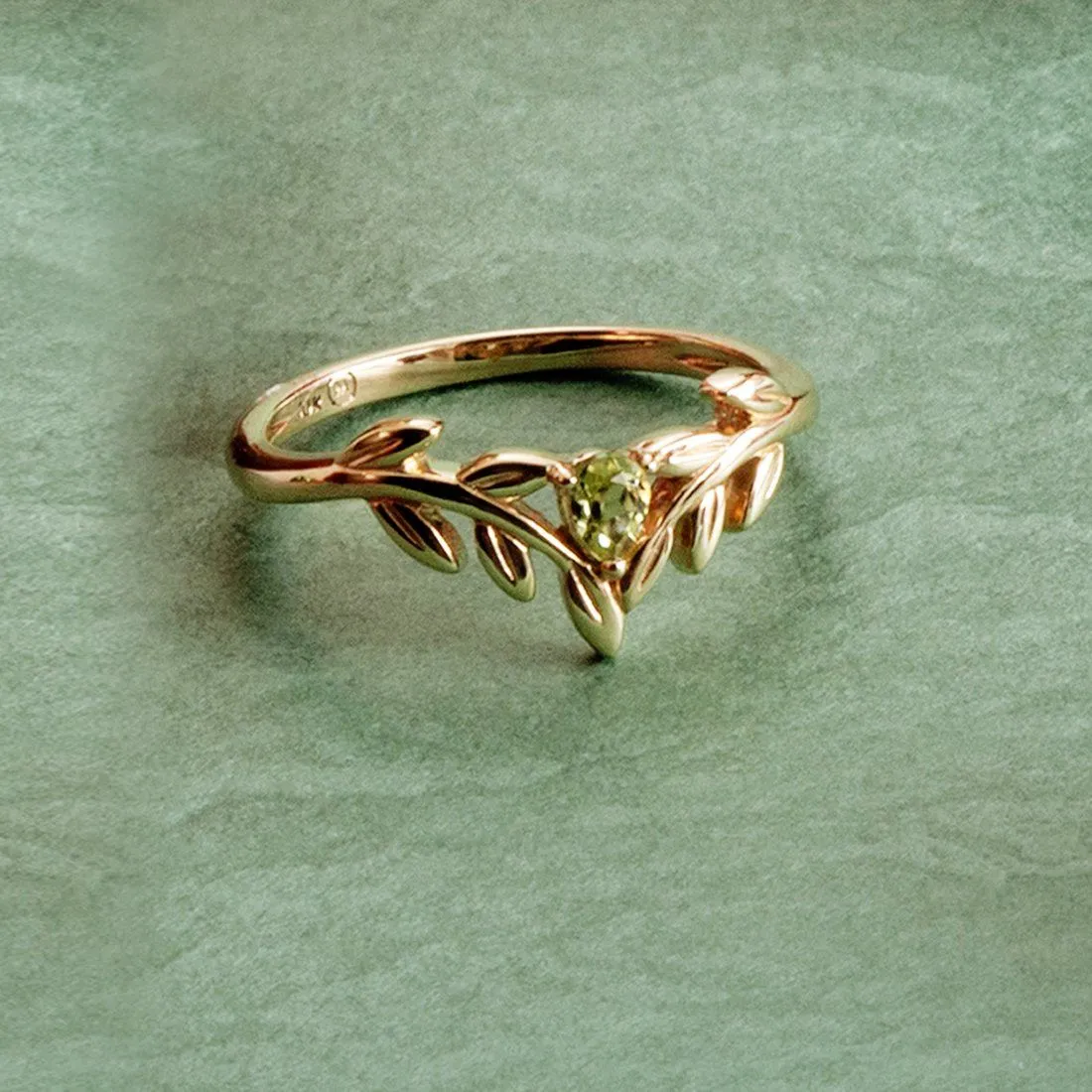 O Leaf Peridot Ring in 9ct Gelb Gold
