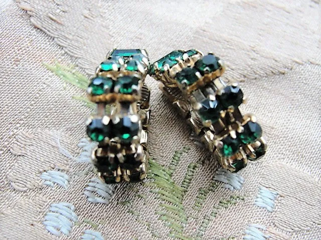 VINTAGE 50s Early 60s Emerald Green Rhinestone Earrings Interesting Design Clip On Earrings Daytime or Evening Vintage Costume Jewelry